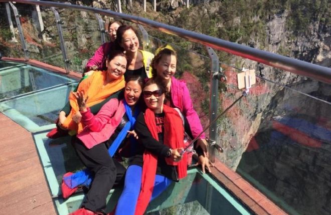 实拍：中国最恐怖“玻璃栈道”，脚下就是万丈悬崖(1)