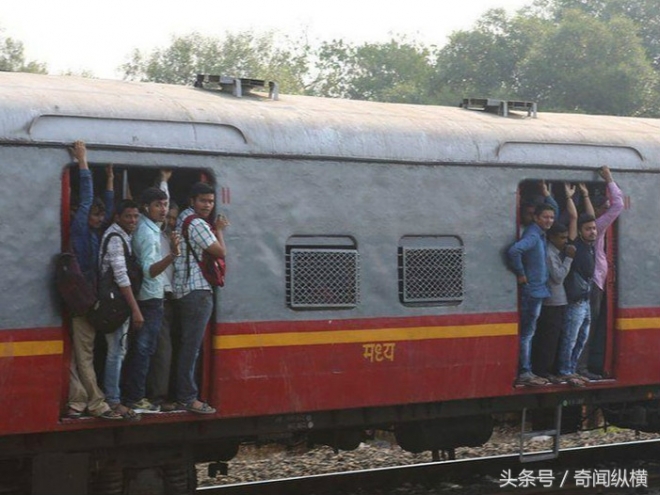 实拍印度人挤火车：车厢也分高低档，还有女性专属车厢(1)