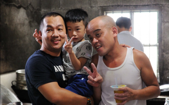 实拍真人版光头强：为改善生活不懈奋斗！(2)