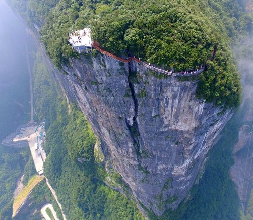 实拍：中国最恐怖“玻璃栈道”，脚下就是万丈悬崖(3)