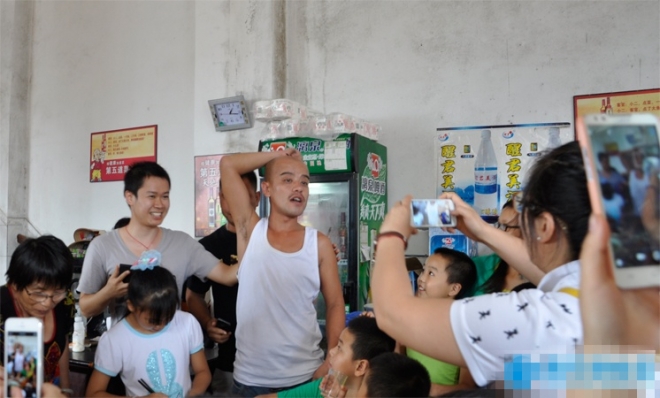 实拍真人版光头强：为改善生活不懈奋斗！(3)