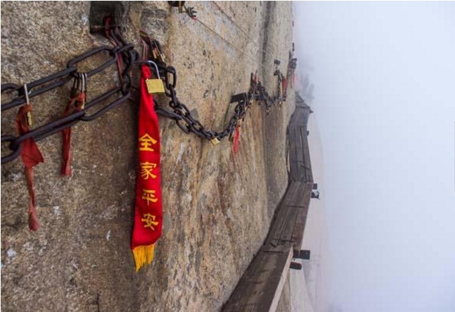 华山长空栈道！看完图片手心不出汗的人去换条裤子吧(1)