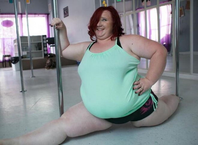 大姐，你这么跳钢管舞，你考虑过钢管的感受么？为那根钢管担忧！(2)