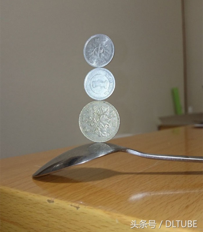 日本小伙把硬币叠出新高度(2)