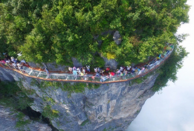 实拍：中国最恐怖“玻璃栈道”，脚下就是万丈悬崖(1)