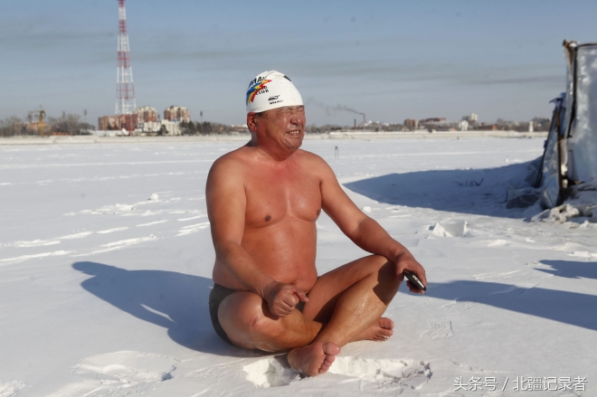 东北大叔大妈-33℃极寒赤膊泡冰水 晒“日光浴”做俯卧撑健身(5)