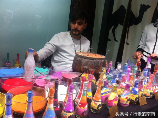 迪拜“大叔”在成都现做现卖阿拉伯沙瓶画，异域风情浓郁(3)