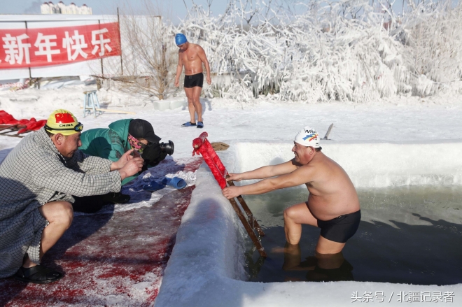 东北大叔大妈-33℃极寒赤膊泡冰水 晒“日光浴”做俯卧撑健身(6)