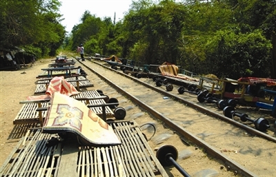 直击柬埔寨的竹火车，比动车刺激却即将消失(1)