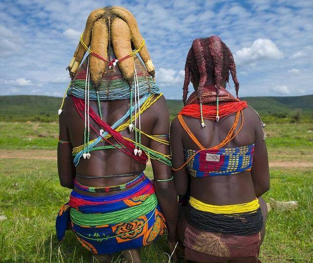 牛粪固定发型，一生不得摘下泥土项圈，摄影纪实安哥拉部落的女人(1)