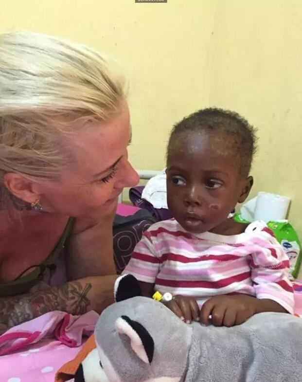 12岁赤裸小男孩竟已乞讨八个月，让人看了心痛(2)