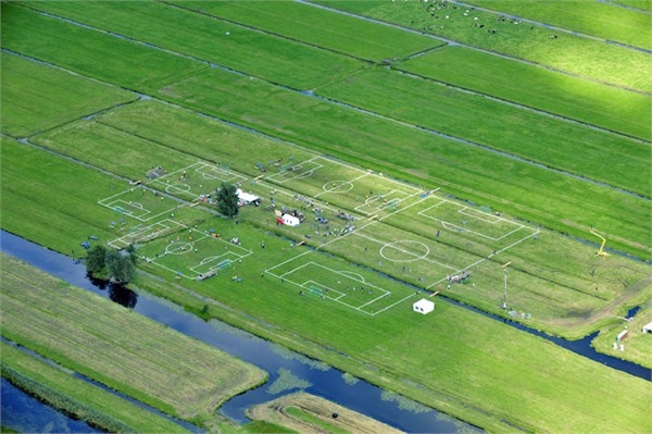 建在田上 河道从中穿过 世上还有如此奇葩足球场(1)