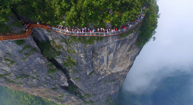 实拍：中国最恐怖“玻璃栈道”，脚下就是万丈悬崖(2)
