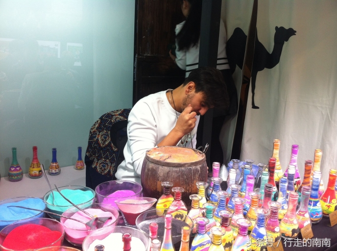 迪拜“大叔”在成都现做现卖阿拉伯沙瓶画，异域风情浓郁(1)