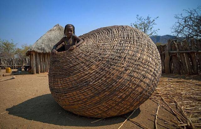 牛粪固定发型，一生不得摘下泥土项圈，摄影纪实安哥拉部落的女人(3)