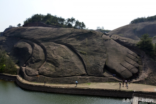 世界最大的卧佛在中国：利用山势雕琢而成，令人震撼的艺术神韵(3)