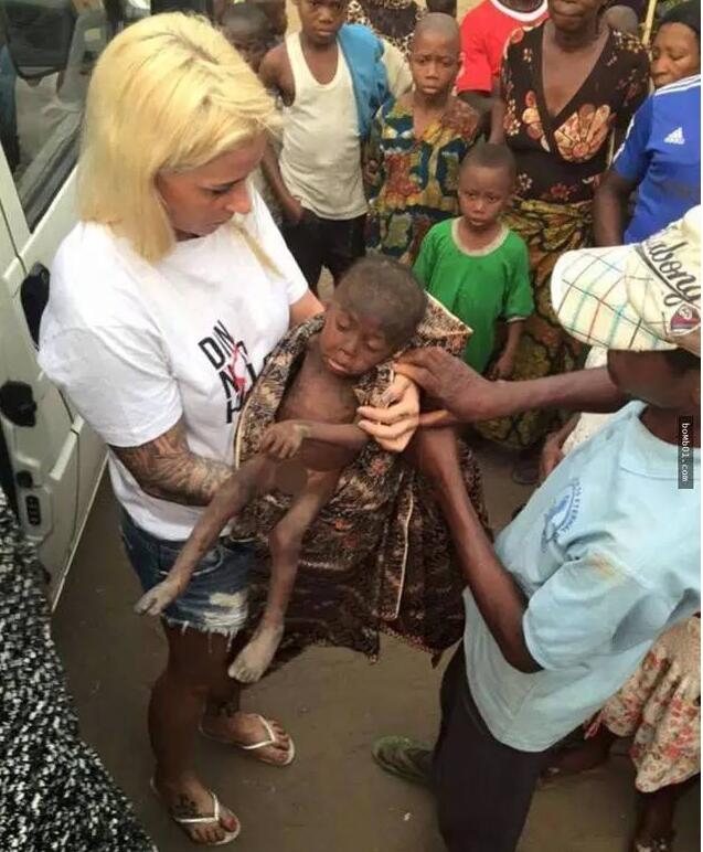 12岁赤裸小男孩竟已乞讨八个月，让人看了心痛(1)