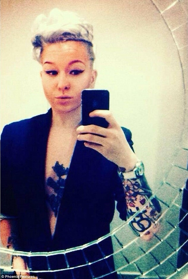 英国女孩约包一百名男士，只为证明自己不是同性恋(2)