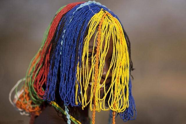 牛粪固定发型，一生不得摘下泥土项圈，摄影纪实安哥拉部落的女人(3)