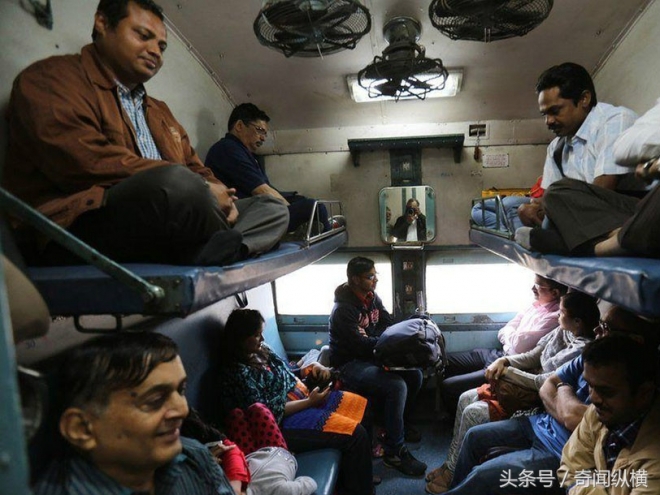 实拍印度人挤火车：车厢也分高低档，还有女性专属车厢(2)