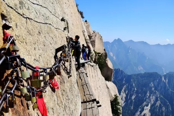 华山长空栈道！看完图片手心不出汗的人去换条裤子吧(1)