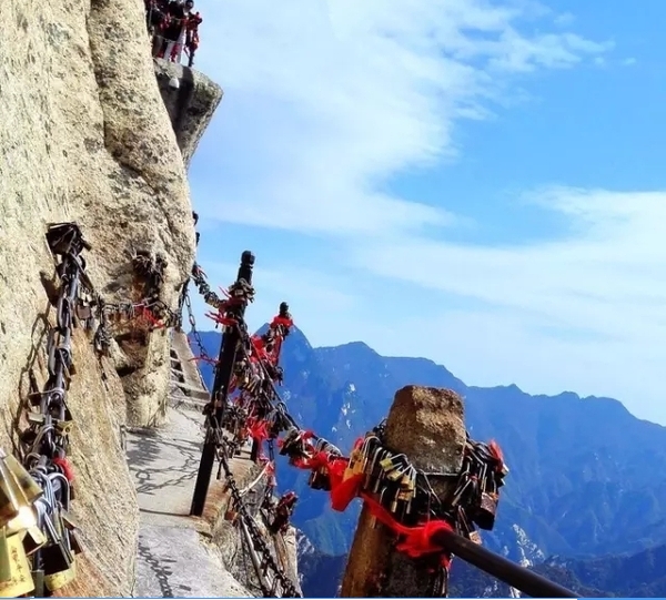 华山长空栈道！看完图片手心不出汗的人去换条裤子吧(2)