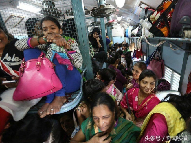 实拍印度人挤火车：车厢也分高低档，还有女性专属车厢(3)