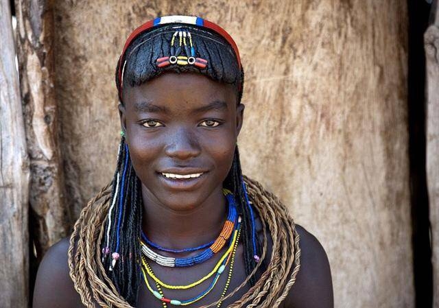 牛粪固定发型，一生不得摘下泥土项圈，摄影纪实安哥拉部落的女人(2)