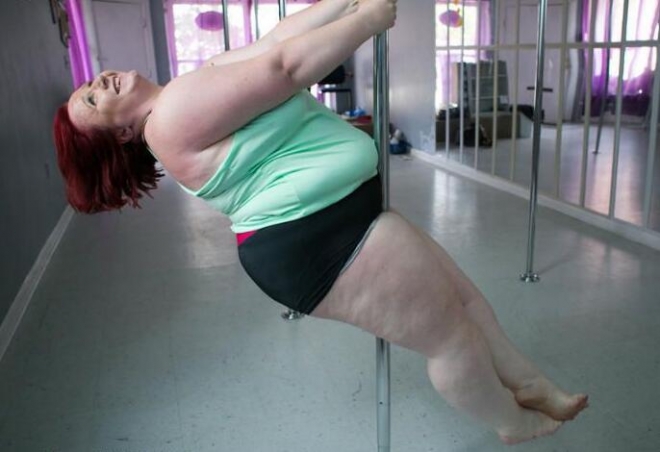 大姐，你这么跳钢管舞，你考虑过钢管的感受么？为那根钢管担忧！(1)