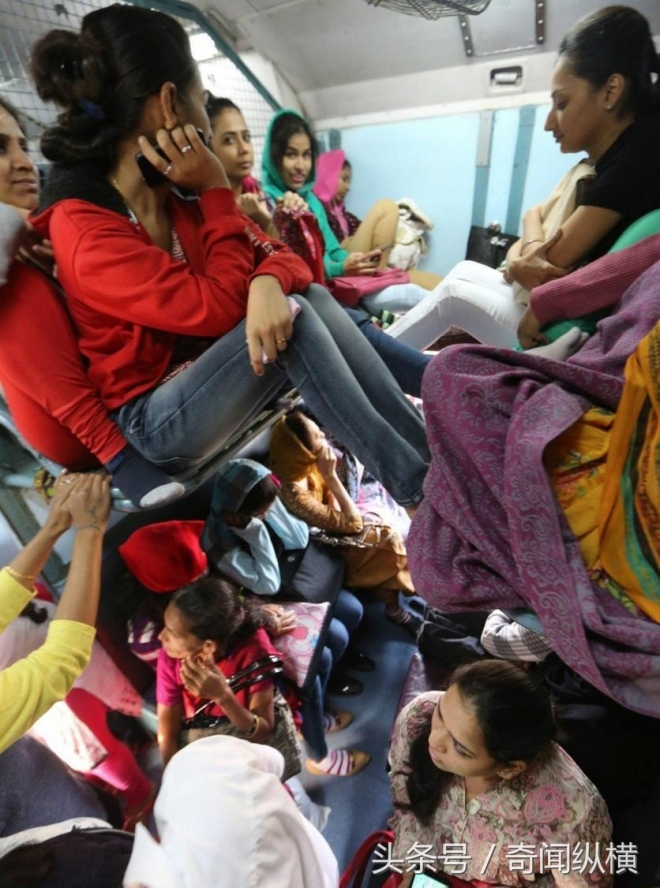 实拍印度人挤火车：车厢也分高低档，还有女性专属车厢(2)