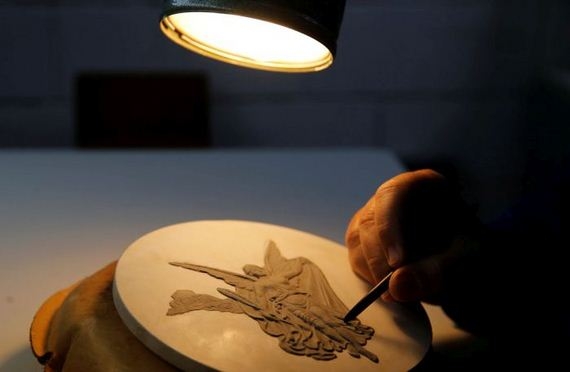 奥运会奖牌在电视里都见过，可你知道它是怎么做出来的么(2)