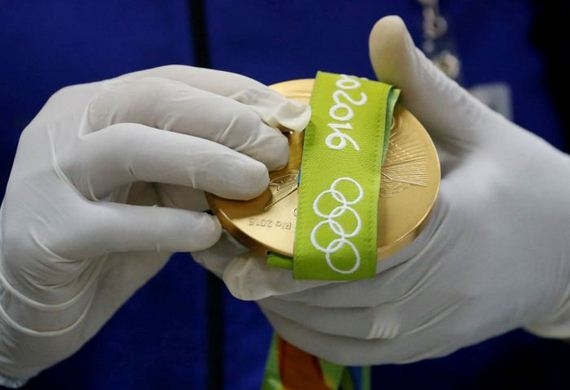奥运会奖牌在电视里都见过，可你知道它是怎么做出来的么(6)
