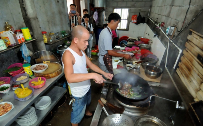 实拍真人版光头强：为改善生活不懈奋斗！(2)