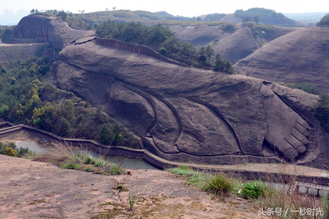 世界最大的卧佛在中国：利用山势雕琢而成，令人震撼的艺术神韵(2)