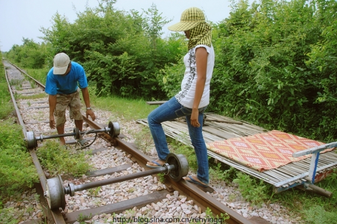 直击柬埔寨的竹火车，比动车刺激却即将消失(1)