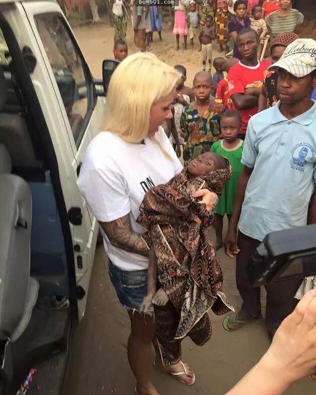 12岁赤裸小男孩竟已乞讨八个月，让人看了心痛(1)