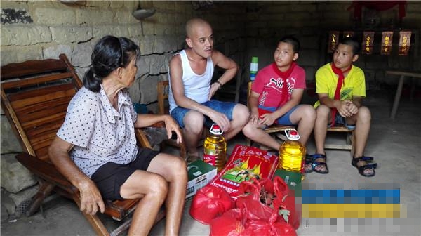 实拍真人版光头强：为改善生活不懈奋斗！(4)