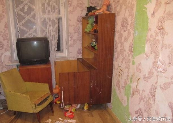 女子和情人约会，孩子被困屋内9天，弟弟饿死(2)