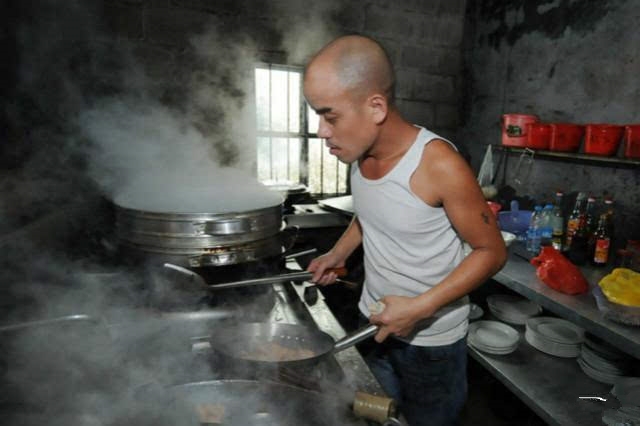 实拍真人版光头强：为改善生活不懈奋斗！(6)