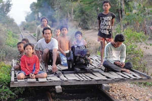直击柬埔寨的竹火车，比动车刺激却即将消失(1)