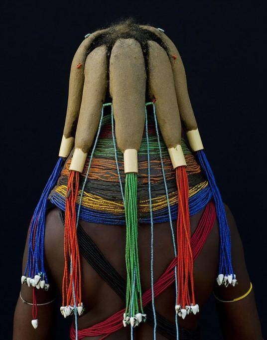 牛粪固定发型，一生不得摘下泥土项圈，摄影纪实安哥拉部落的女人(1)