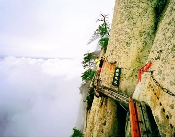华山长空栈道！看完图片手心不出汗的人去换条裤子吧(1)