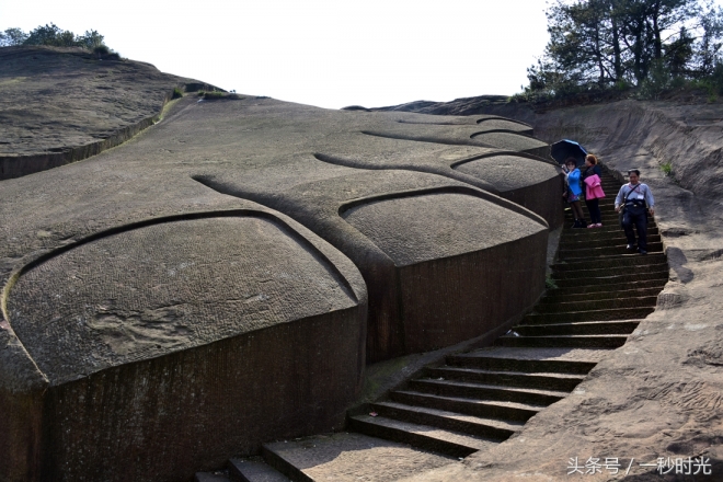 世界最大的卧佛在中国：利用山势雕琢而成，令人震撼的艺术神韵(2)