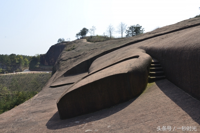 世界最大的卧佛在中国：利用山势雕琢而成，令人震撼的艺术神韵(2)