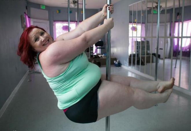 大姐，你这么跳钢管舞，你考虑过钢管的感受么？为那根钢管担忧！(3)