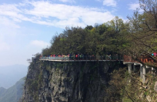 实拍：中国最恐怖“玻璃栈道”，脚下就是万丈悬崖(2)