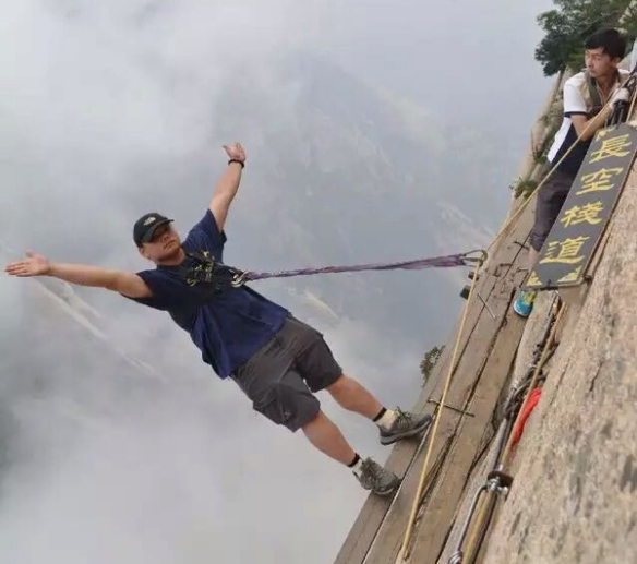 华山长空栈道！看完图片手心不出汗的人去换条裤子吧(3)
