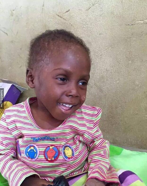 12岁赤裸小男孩竟已乞讨八个月，让人看了心痛(2)