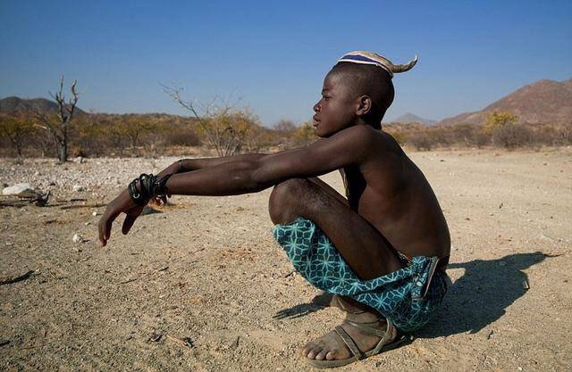 牛粪固定发型，一生不得摘下泥土项圈，摄影纪实安哥拉部落的女人(3)