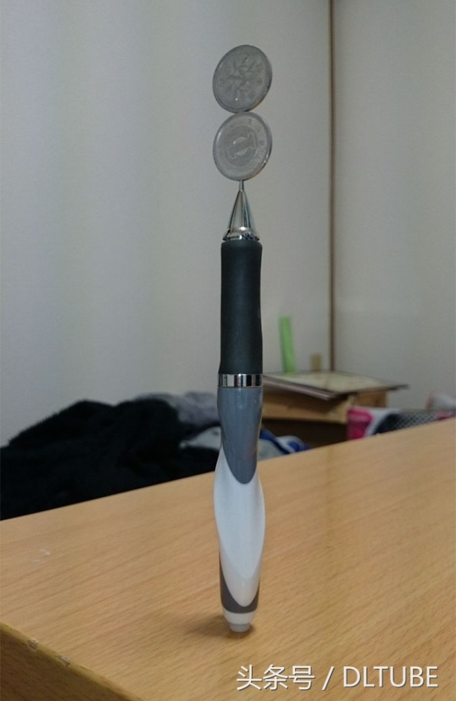 日本小伙把硬币叠出新高度(3)